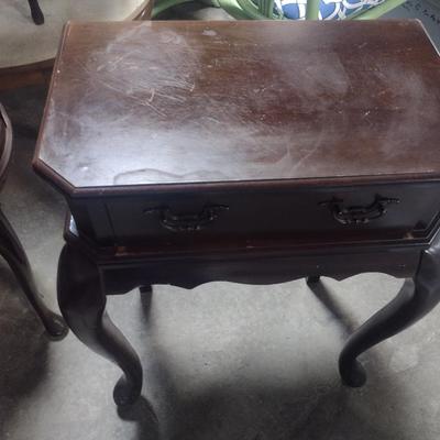 Mahogany Finish Queen Anne Design Accent Table