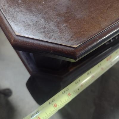 Mahogany Finish Queen Anne Design Accent Table