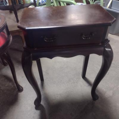 Mahogany Finish Queen Anne Design Accent Table