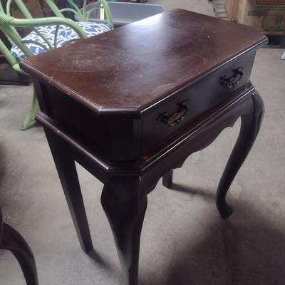 Mahogany Finish Queen Anne Design Accent Table