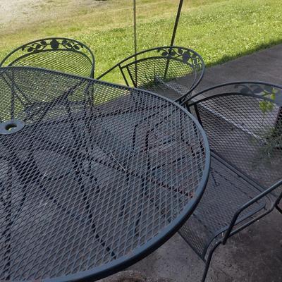 Green Metal Mesh Patio Table and Chair Set