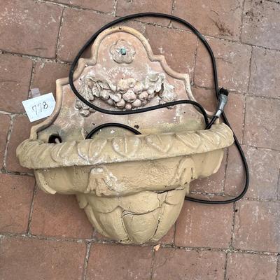 Wall water fountain