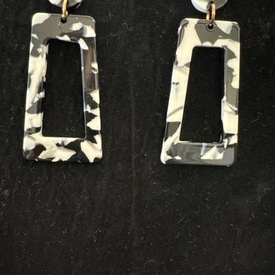 Black-and-white plastic type fashion earrings