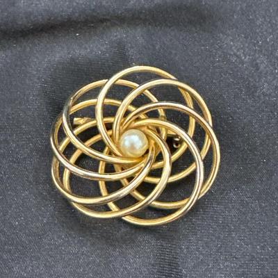 Vintage gold tone brooch with faux Pearl