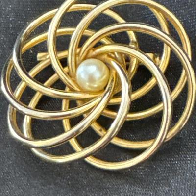 Vintage gold tone brooch with faux Pearl