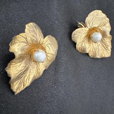 Vintage Sarah Coventry clip on earrings