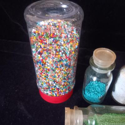 AN ASSORTMENT OF CRAFT SEED BEADS