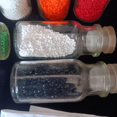 AN ASSORTMENT OF CRAFT SEED BEADS
