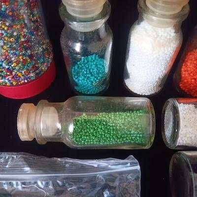 AN ASSORTMENT OF CRAFT SEED BEADS