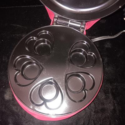 MINI CUPCAKE MAKER AND A DESSERT PLATE ON A PEDESTAL