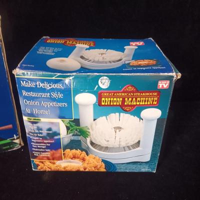 UNIVERSAL FOOD & MEAT CHOPPER NO 1551 PLUS ONION MACHINE