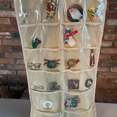 20 Pocket Hanging Storage System with Delicate Christmas Ornament