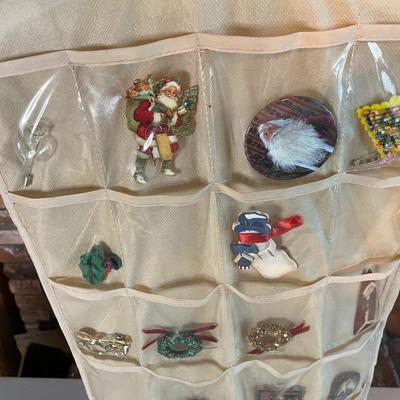 20 Pocket Hanging Storage System with Delicate Christmas Ornament