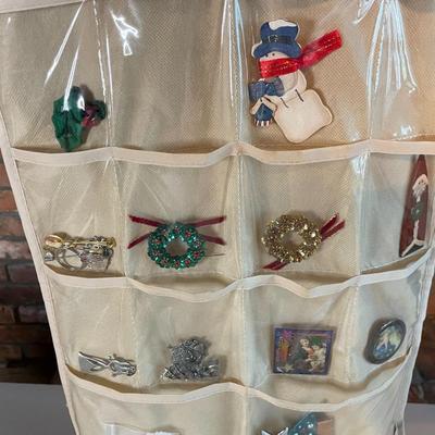 20 Pocket Hanging Storage System with Delicate Christmas Ornament