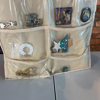 20 Pocket Hanging Storage System with Delicate Christmas Ornament