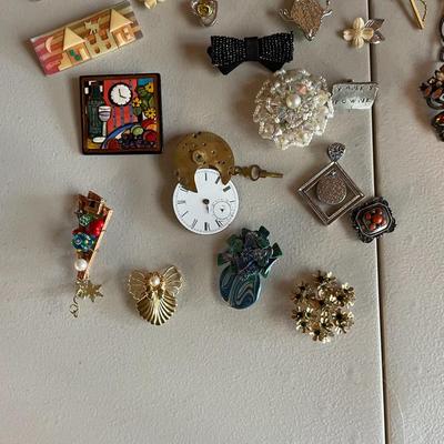 Lot of Vintage Costume Jewelry - Rings, Pins and Pendents
