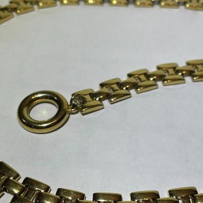 Vintage 30" Gold-tone Color Fashion Necklace w/Toggle Catch in VG Preowned Condition as Pictured.