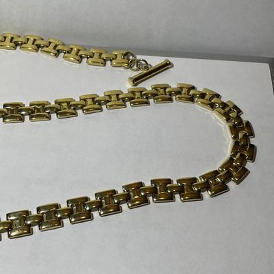 Vintage 30" Gold-tone Color Fashion Necklace w/Toggle Catch in VG Preowned Condition as Pictured.