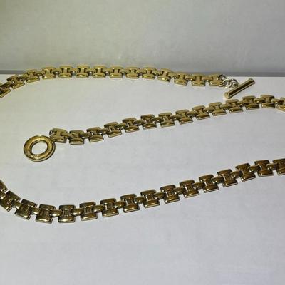 Vintage 30" Gold-tone Color Fashion Necklace w/Toggle Catch in VG Preowned Condition as Pictured.