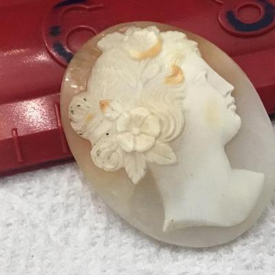 Beautifully carved cameo. Oval scalloped Shell