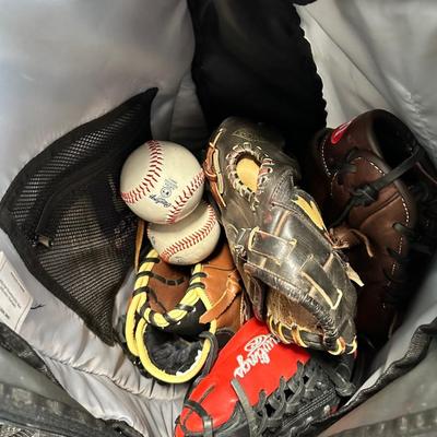 Baseball gloves