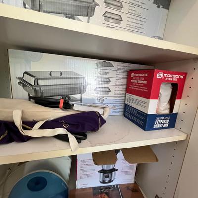 Assortment of kitchen items