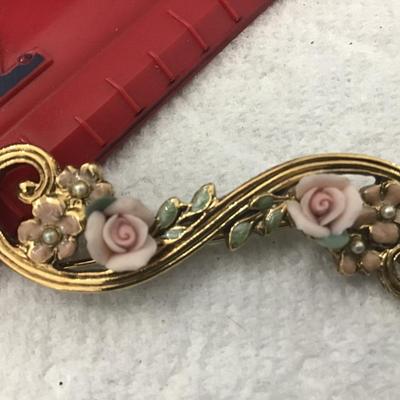 1928 Floral Flourish Bar Brooch, Vintage Romantic Lapel Pin with Bisque Roses
