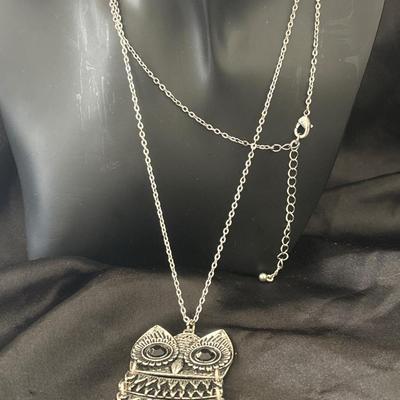 Silver tone owl necklace