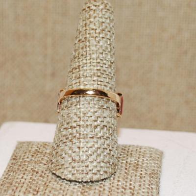 Size 8 Rectangular Cut 8 Red Stones Ring on a Gold Tone Band (3.6g)