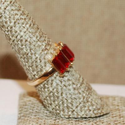 Size 8 Rectangular Cut 8 Red Stones Ring on a Gold Tone Band (3.6g)