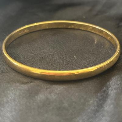 Vintage gold tone bangle bracelet