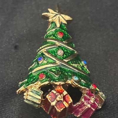 Gold tone Christmas tree pin