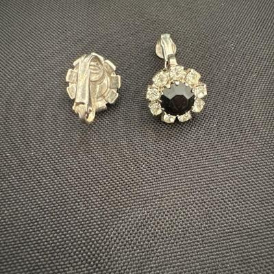 Vintage flower clip on earrings unmarked