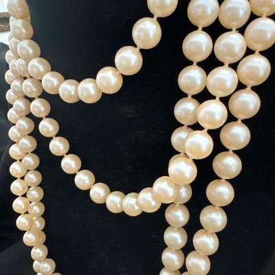 Vintage 4 1/2 feet long flapper bead necklace