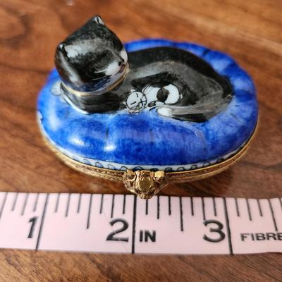 Limoges France Claire Louguet Peint Main Cat w Mouse inside Trinket Box Holder