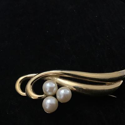 Vintage Richelieu Gold tone and faux Pearl Brooch pin