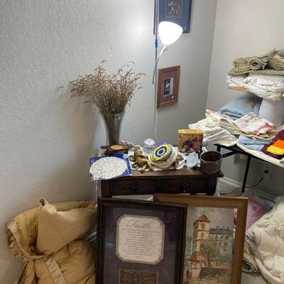 Lot 21: Beautiful Table, Linens and More