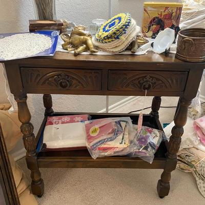 Lot 21: Beautiful Table, Linens and More