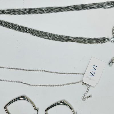 Jewelry Lot - 4pcs - necklaces and earrings - silver tone
