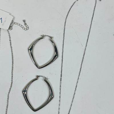 Jewelry Lot - 4pcs - necklaces and earrings - silver tone