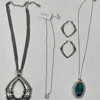 Jewelry Lot - 4pcs - necklaces and earrings - silver tone