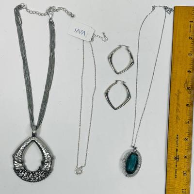 Jewelry Lot - 4pcs - necklaces and earrings - silver tone