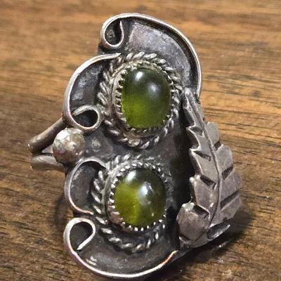 Vintage Native American Sterling Silver & Peridot Ring