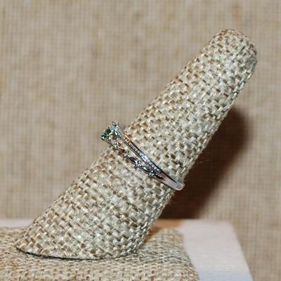 Size 7¼ Dainty Separate Round Green & Clear Stones Ring on a Double Connected Silver Tone Band (1.6g)