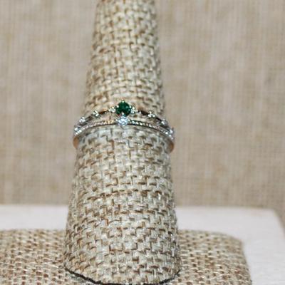 Size 7¼ Dainty Separate Round Green & Clear Stones Ring on a Double Connected Silver Tone Band (1.6g)