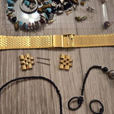 Broken Jewelry and Jewelry Pieces Lot