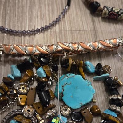 Broken Jewelry and Jewelry Pieces Lot