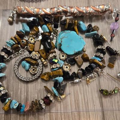 Broken Jewelry and Jewelry Pieces Lot