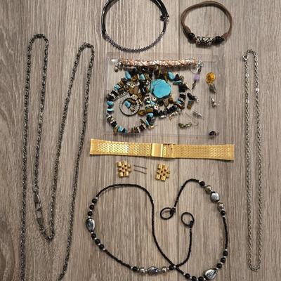 Broken Jewelry and Jewelry Pieces Lot