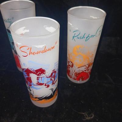 8 FROSTED GLASSES WITH WESTERN THEME AND 6 SIPPING SPOONS